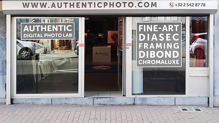Vue de l'entrée principale de l'atelier de production d'images ainsi que de la réception d'AuthenticPhoto situé au 17 de la rue Saint-Bernard 1060 Brussels