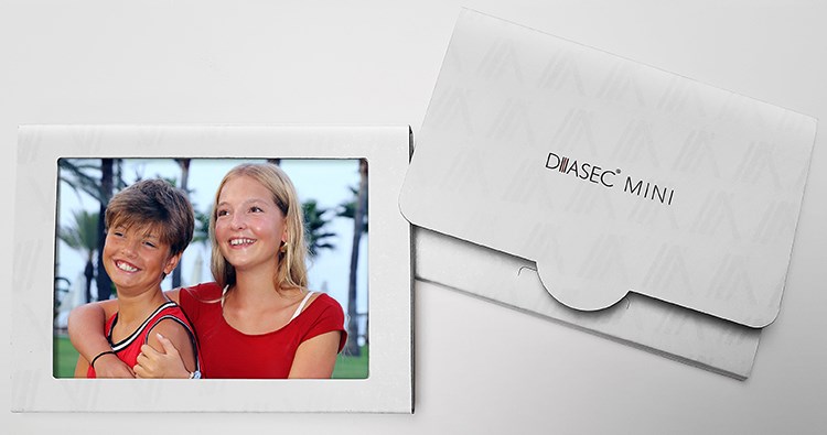 Een Diasec Plexi Mini, geplaatst in zijn verzorgde verpakking.