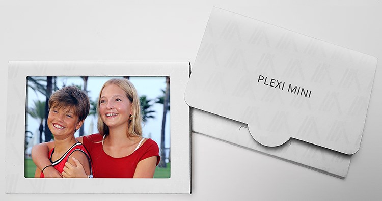 Een Plexi Mini, geplaatst in zijn verzorgde verpakking.