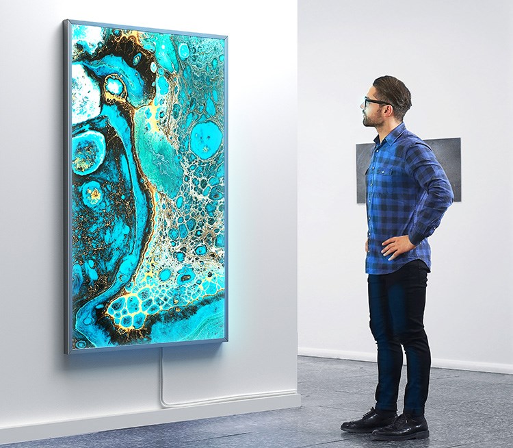 Fine-Art druk op Opale Film en silicone montage (Face-Mounting) onder plexiglas, gecombineerd met een lichtkast in een kunstgalerie.