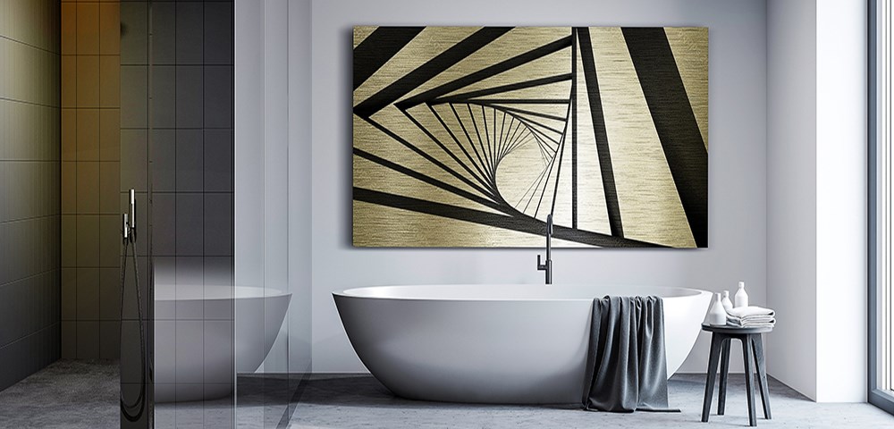 Une impression sur Dibond brossé doré accrochée au mur d'une salle de bain.
