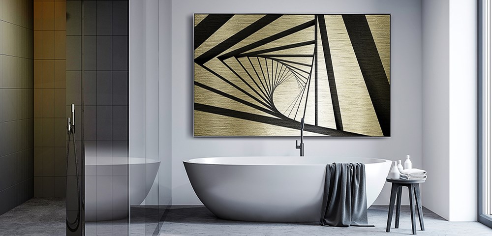 Une impression sur Dibond Brossé Doré encadré avec un FIno-Alu accrochée au mur d'une salle de bain.