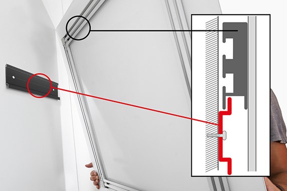 Detail van het ophangsysteem Alu 10/45 met Muurlat (in het rood)