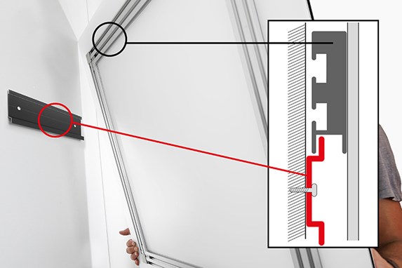 Détail du système d’accrochage Alu 10/45 avec rail mural (en rouge).