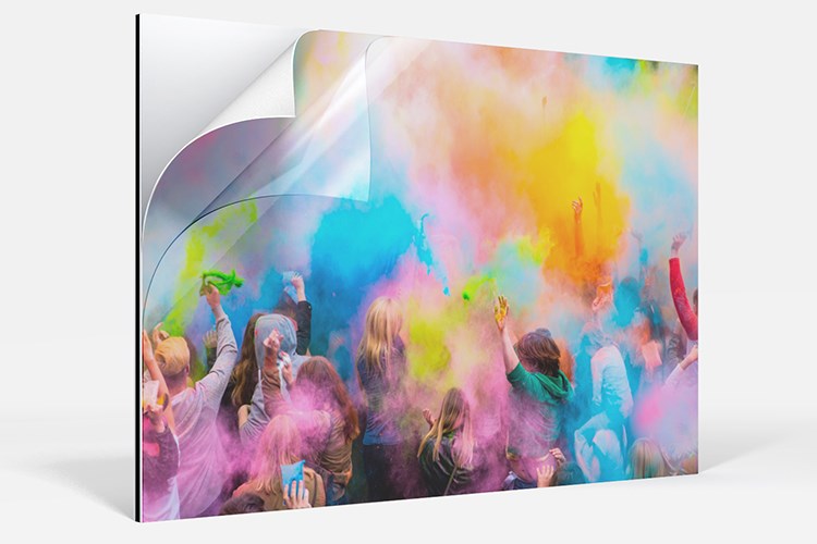 Un tirage photographique collé sur une plaque de Dibond et protégé avec un film de protection.