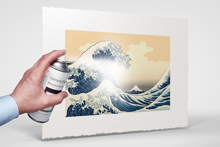 Un tirage photographique de la fameuse Grande Vague de Kanagawa sur papier Fine-Art Hahnemühle Frangé auquel on applique du spray de protection invisible d'Hahnemühle.