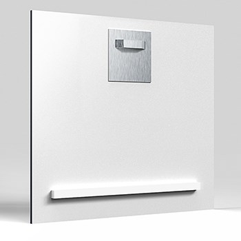 Une plaque de Carton-Plume vue de dos avec un système d'accrochage métallique.