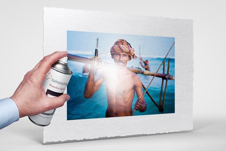 Un tirage photographique sur papier Fine-Art Hahnemühle Frangé auquel on applique du spray de protection invisible d'Hahnemühle.
